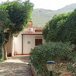 Casa vacanze Indipendente Con Patio Giardino E Parcheggio, Castelluzzo